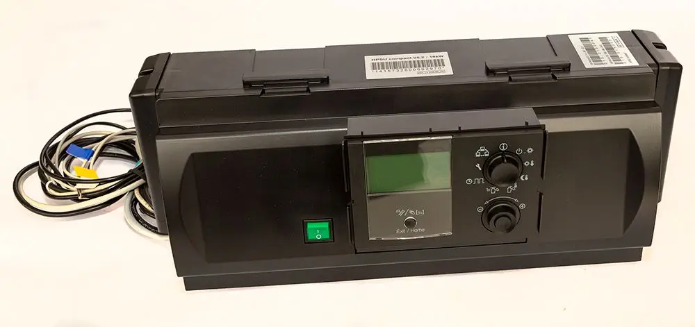 Daikin Elektronikgerät mit Display und mehreren Bedienelementen, umgeben von Kabeln. Funktioniert wahrscheinlich im Bereich der Heiz- oder Klimatechnik.